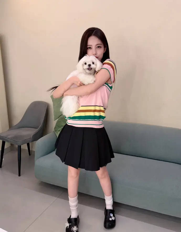 李一桐身穿彩色T恤配玄色短裙 怀抱小狗甜好意思可人